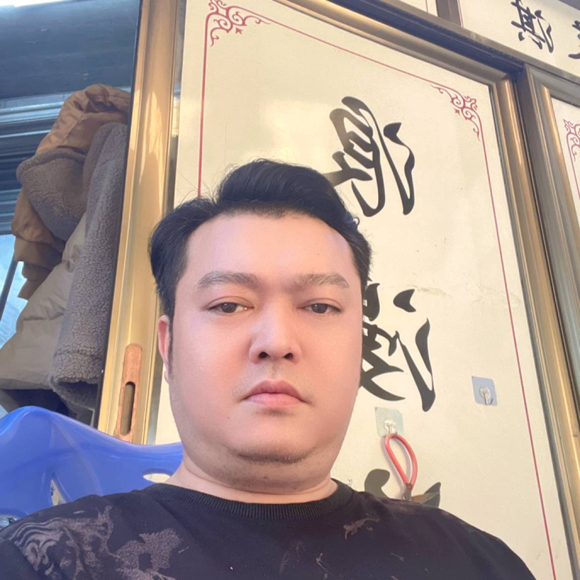 轻松浅吻初妆的照片