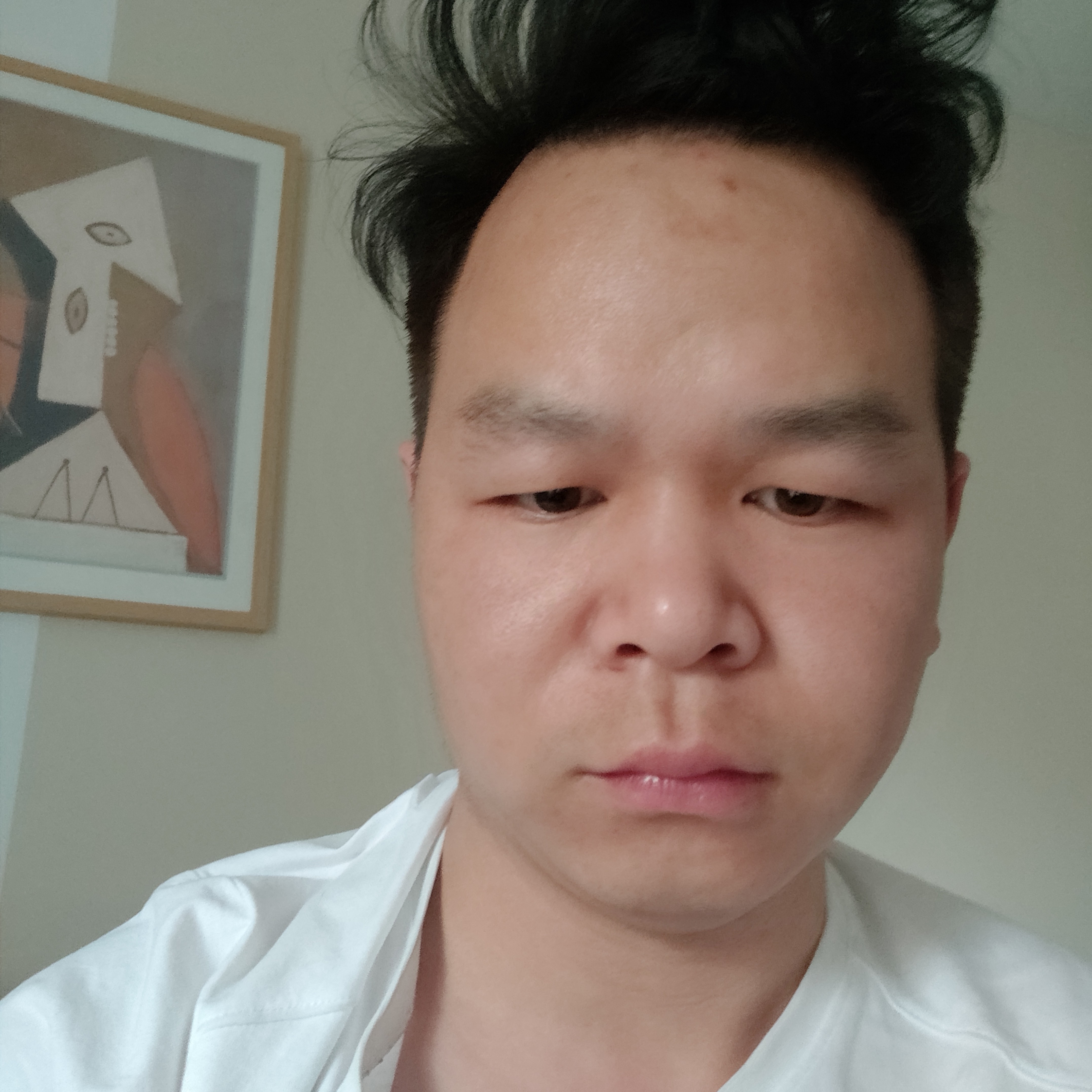 认真迎电脑的照片