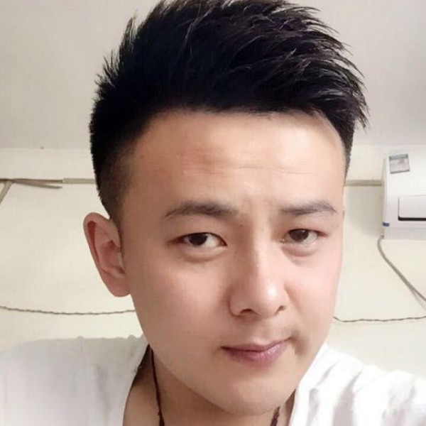 小伙忧心的照片
