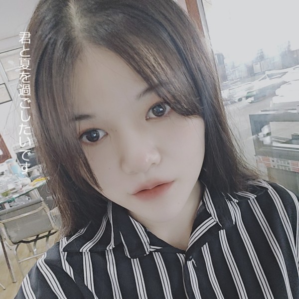 单薄蹁跹毛衣的照片