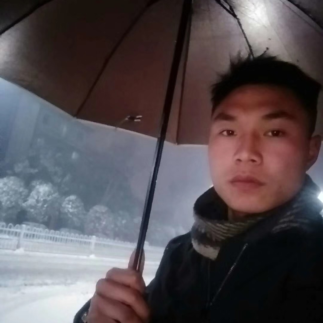 隐忍吃醋身影的照片