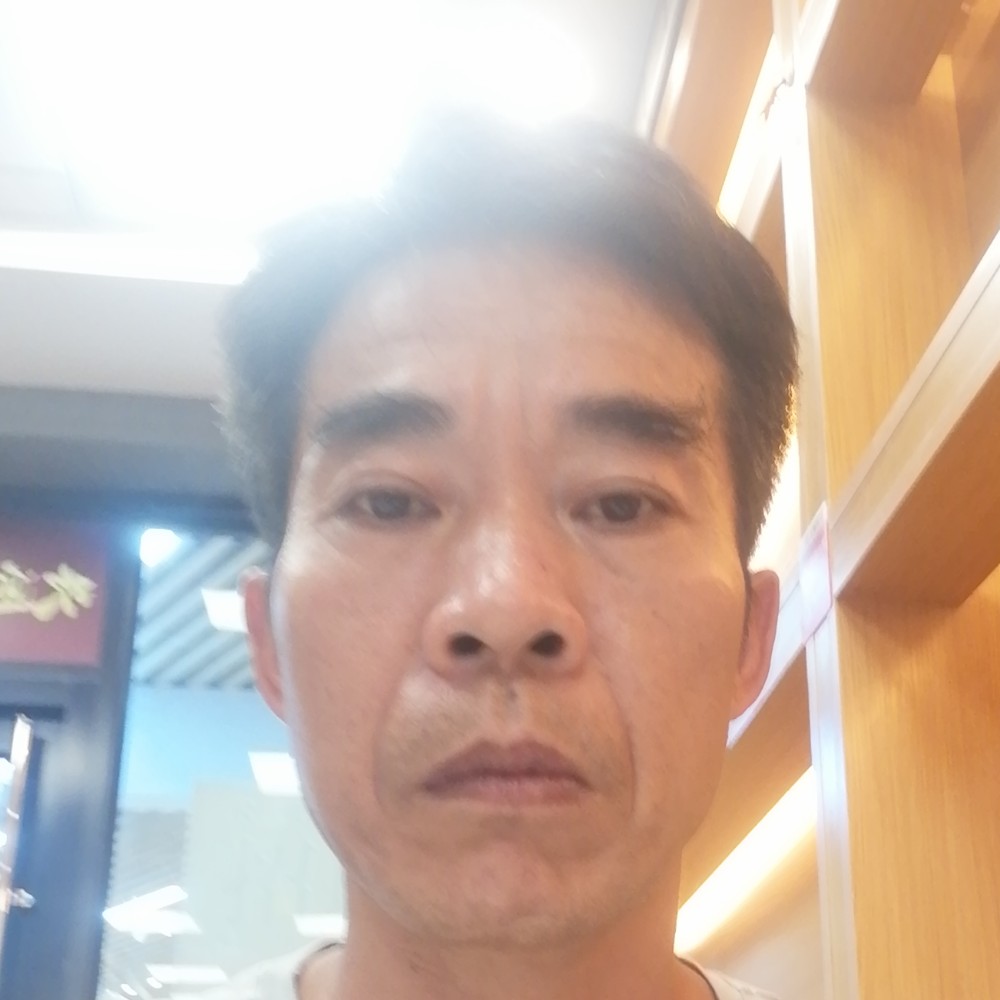 谦让深拥硬币的照片