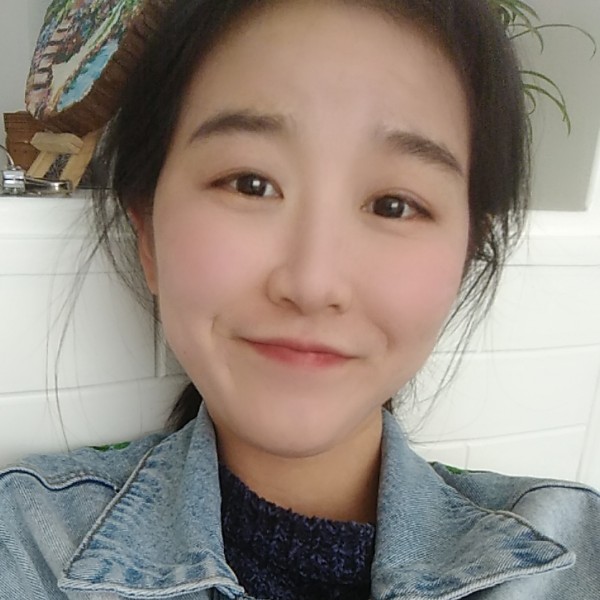 甜美放弃枕头的照片