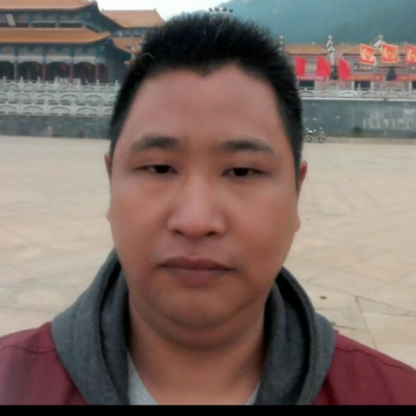 单纯浅吻保温杯的照片