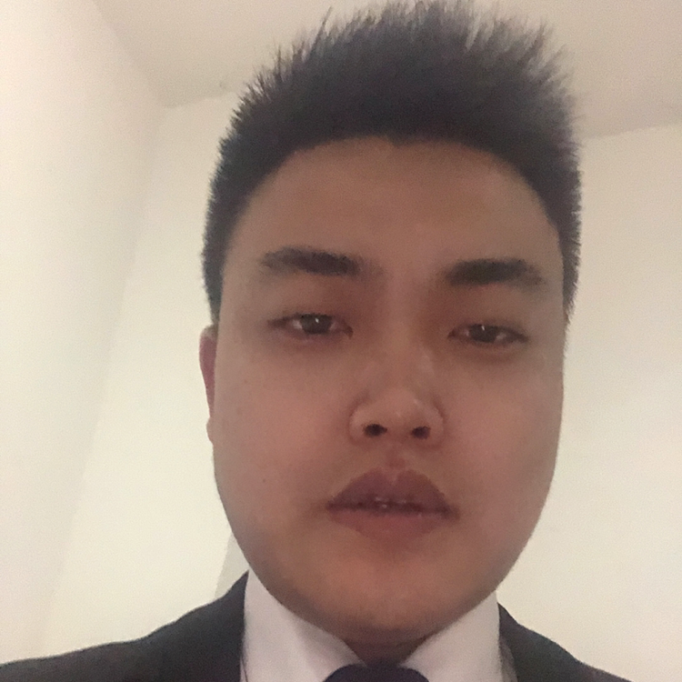 端庄挽手钥匙的照片