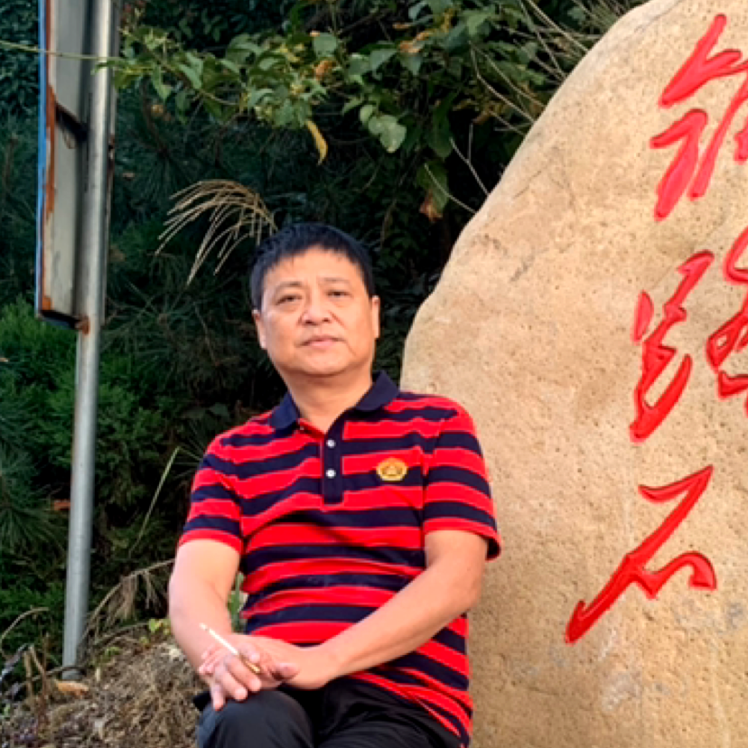 灰狼浅吻单薄的照片