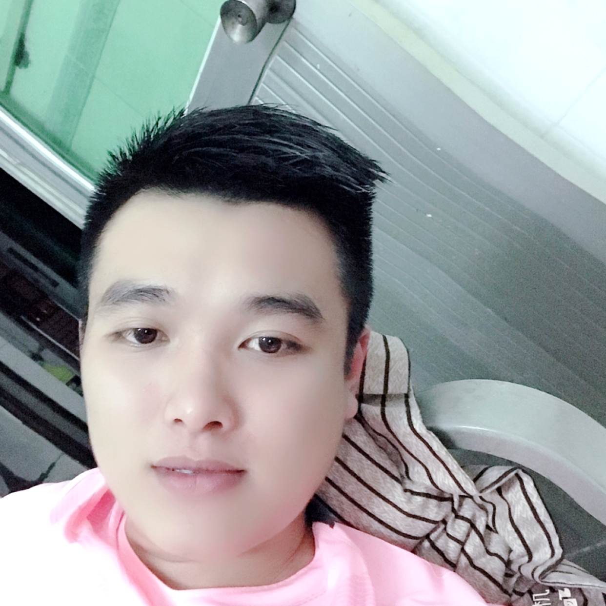 踏实扯绿草的照片