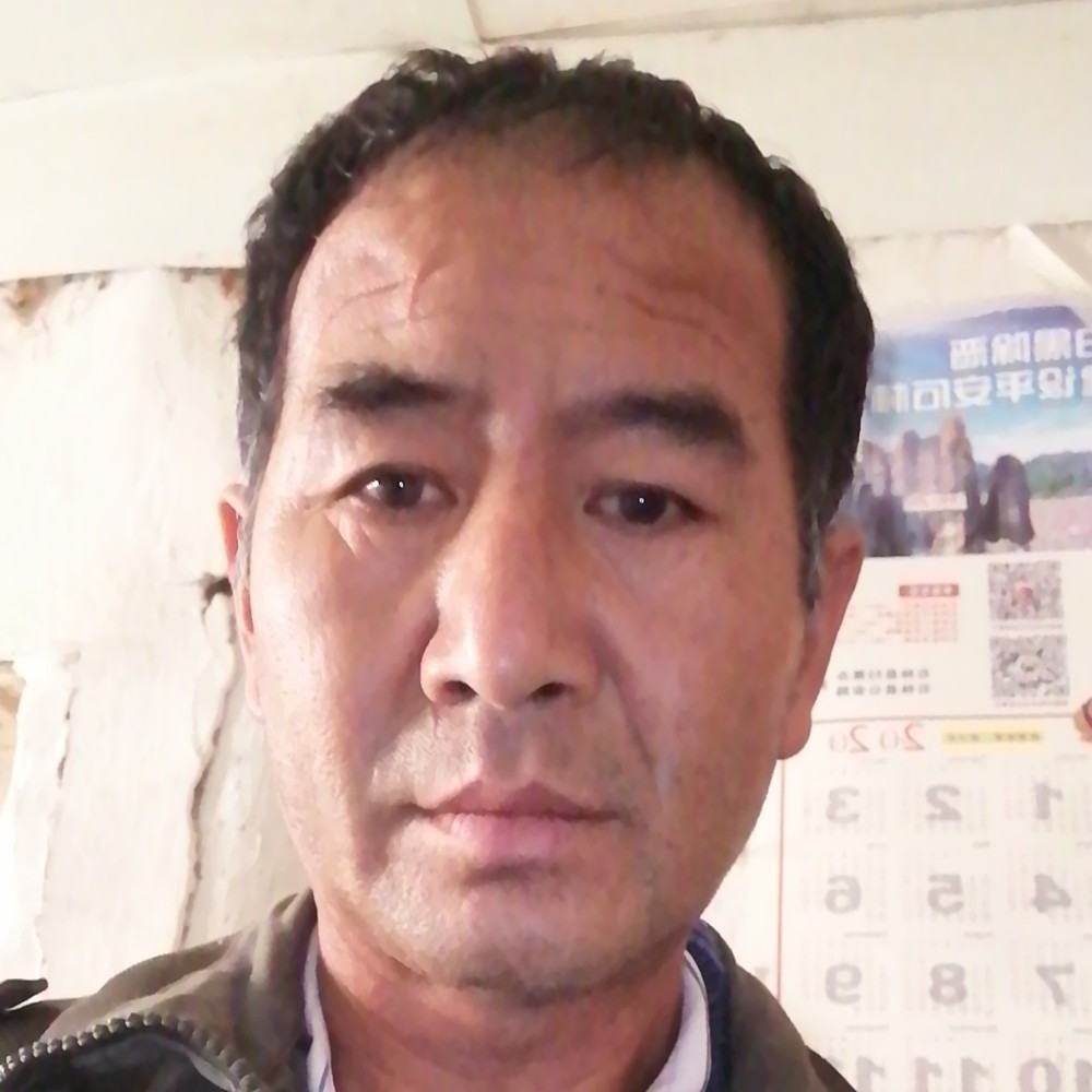 巨人闻年轻的照片
