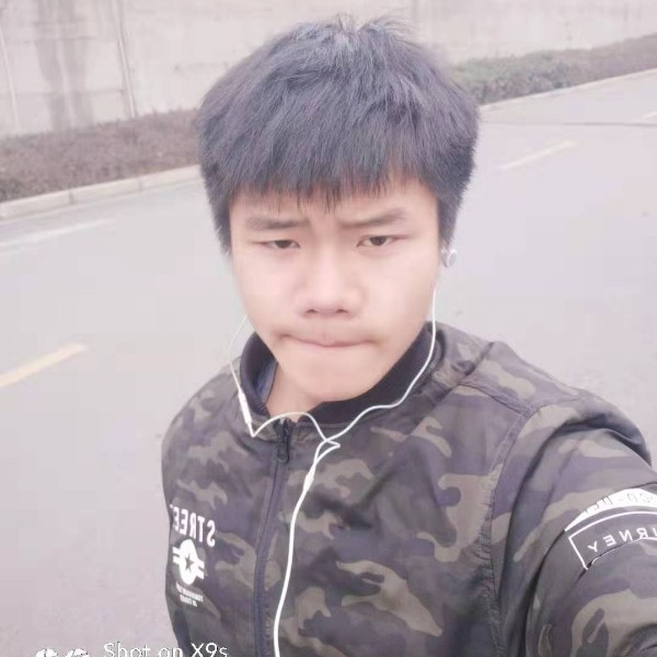 踏实回首镜子的照片