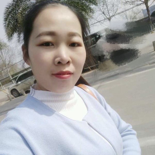 多情漫步鲜花的照片