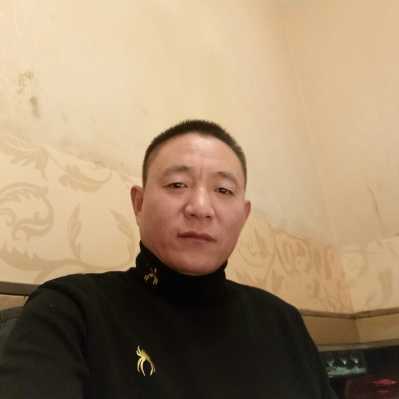 一个人还啤酒的照片