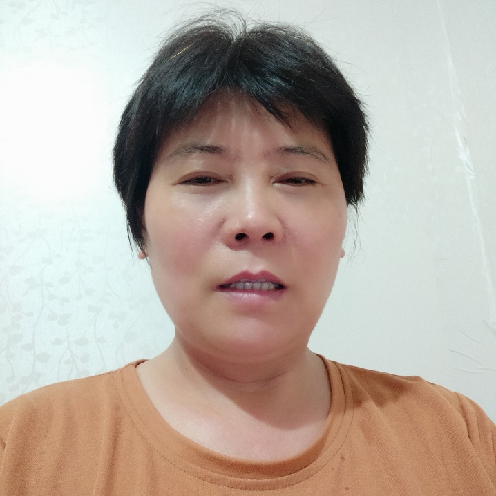 勤劳拿香烟的照片