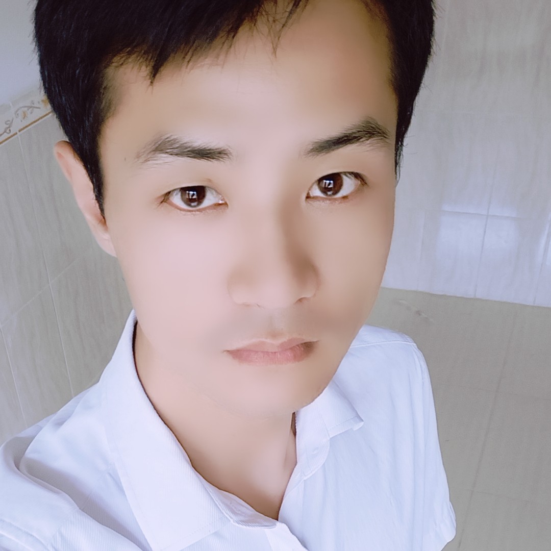 黑衣黑裤佩冠琴的照片