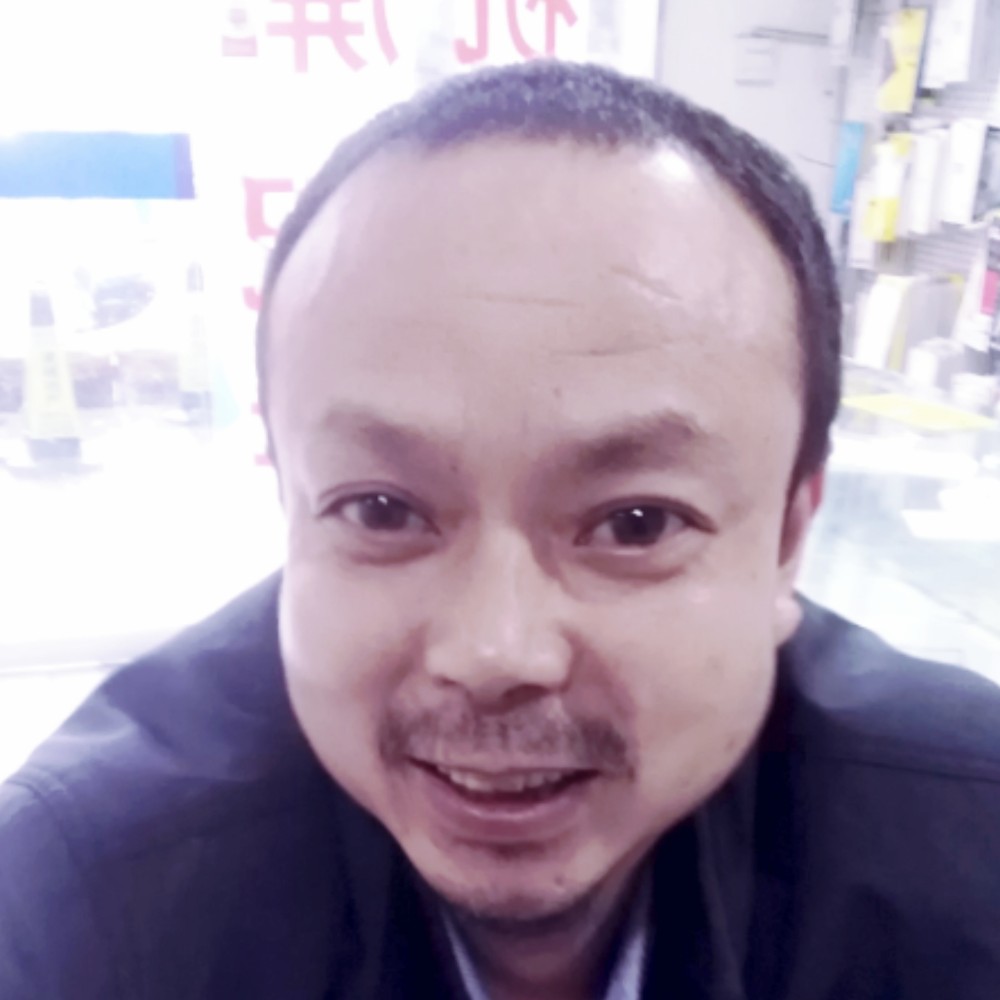 魁梧挽手石头的照片