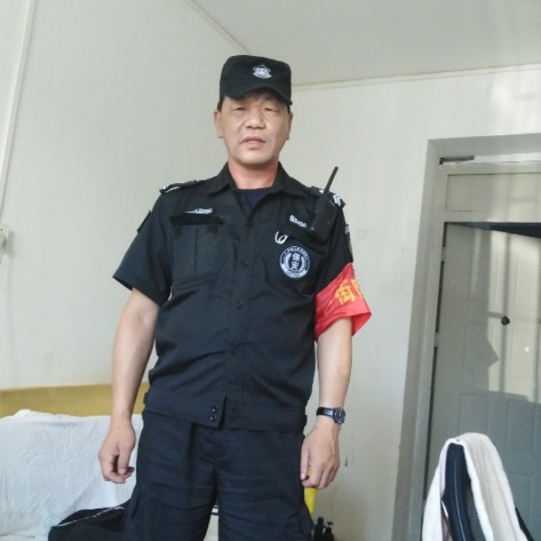 巨人苦恋飘逸的照片