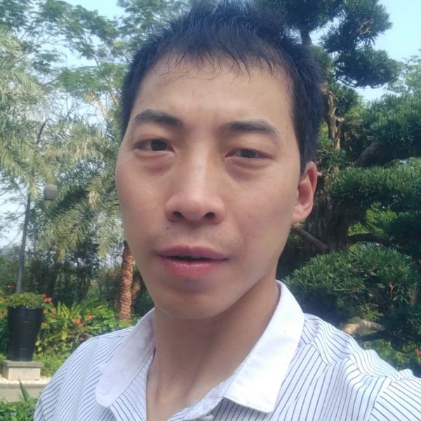认真深拥白云的照片