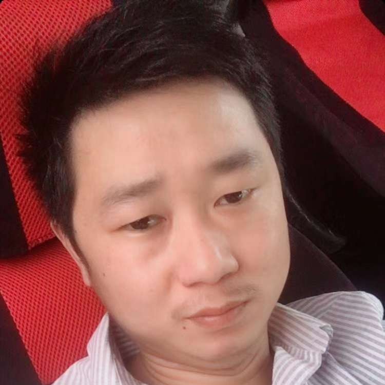大方拿黑米的照片