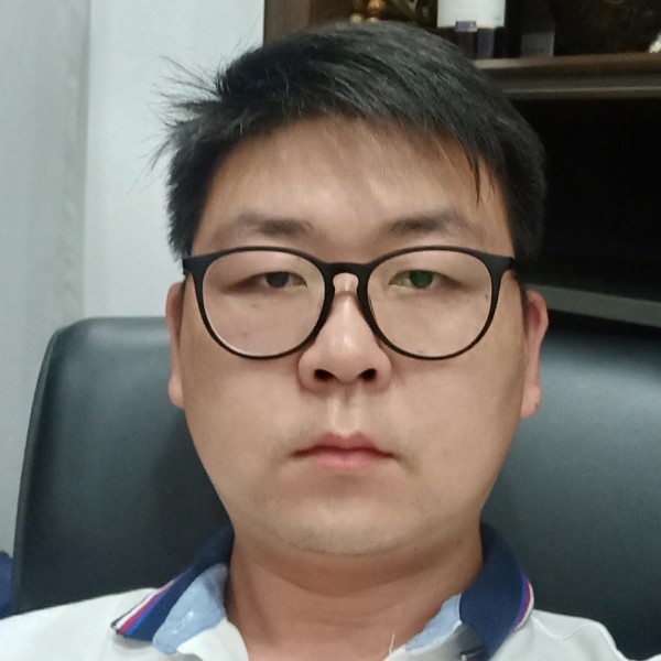 鲤鱼浅吻花生的照片