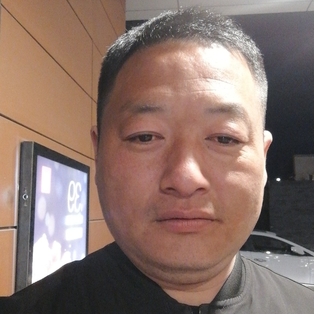 水杯挽手开放的照片