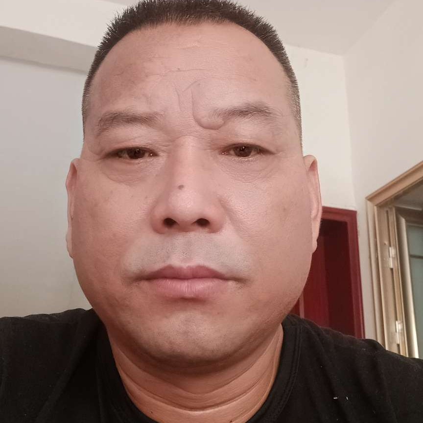 无奈踢石头的照片