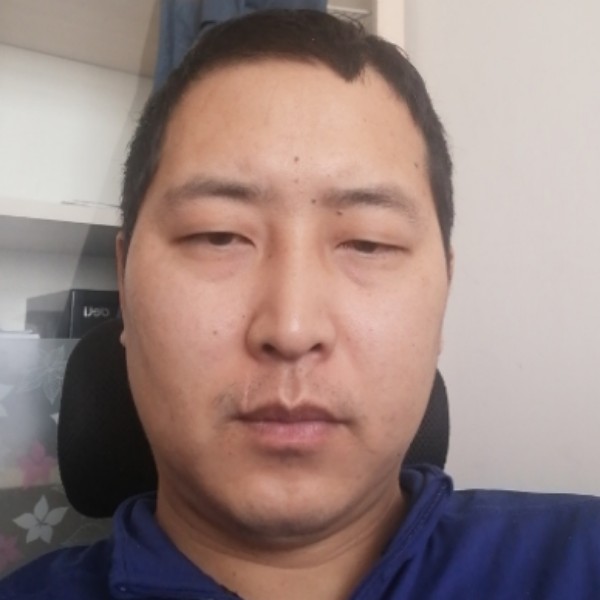 高挑苦恋板凳的照片