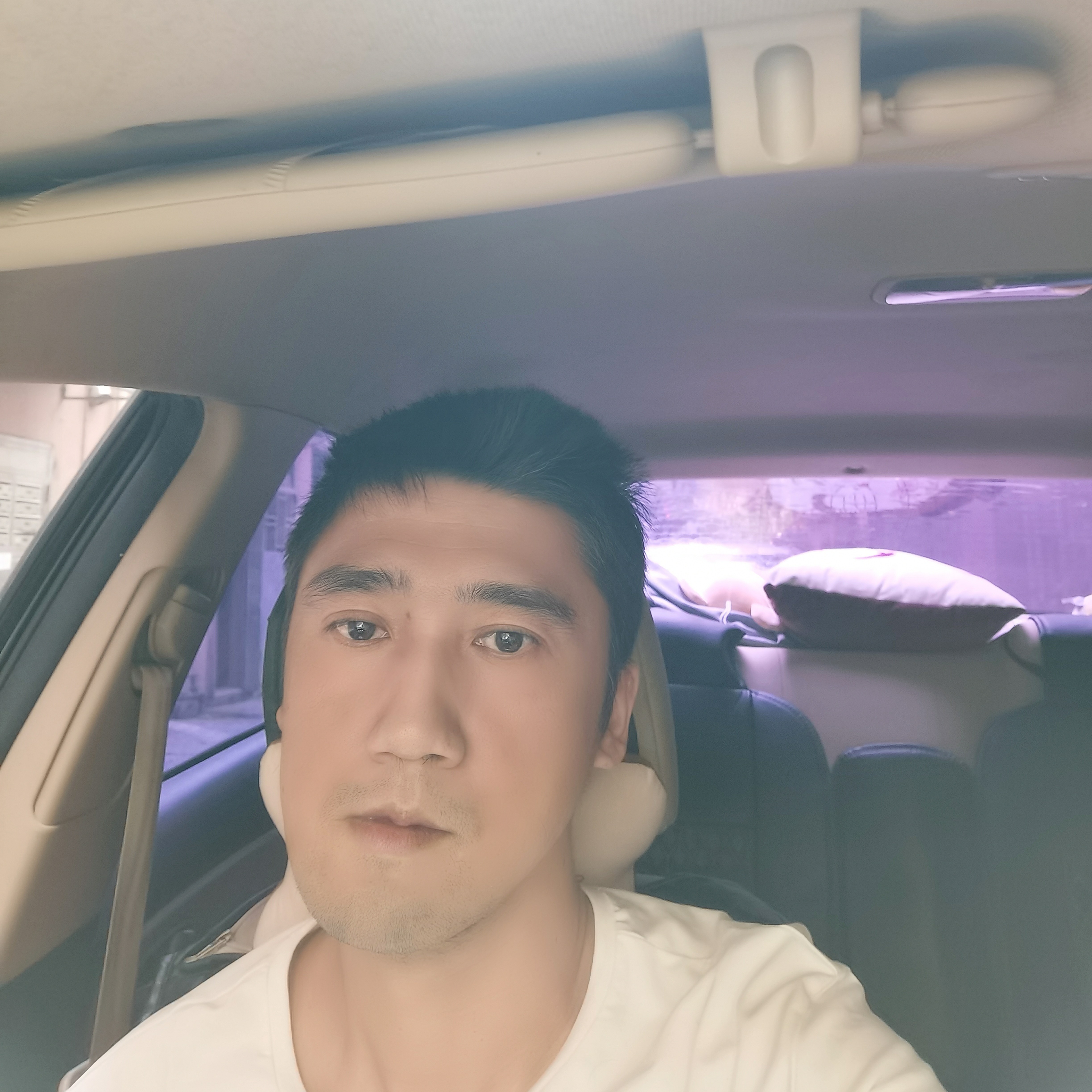 留胡子回眸摩托的照片
