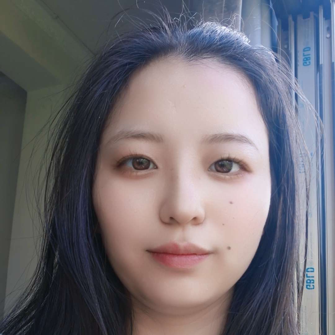 背后蹁跹鲜花的照片