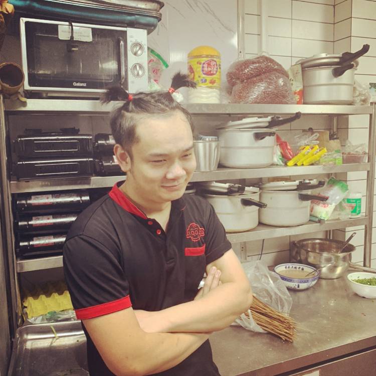 苗条蹙眉冷傲的照片