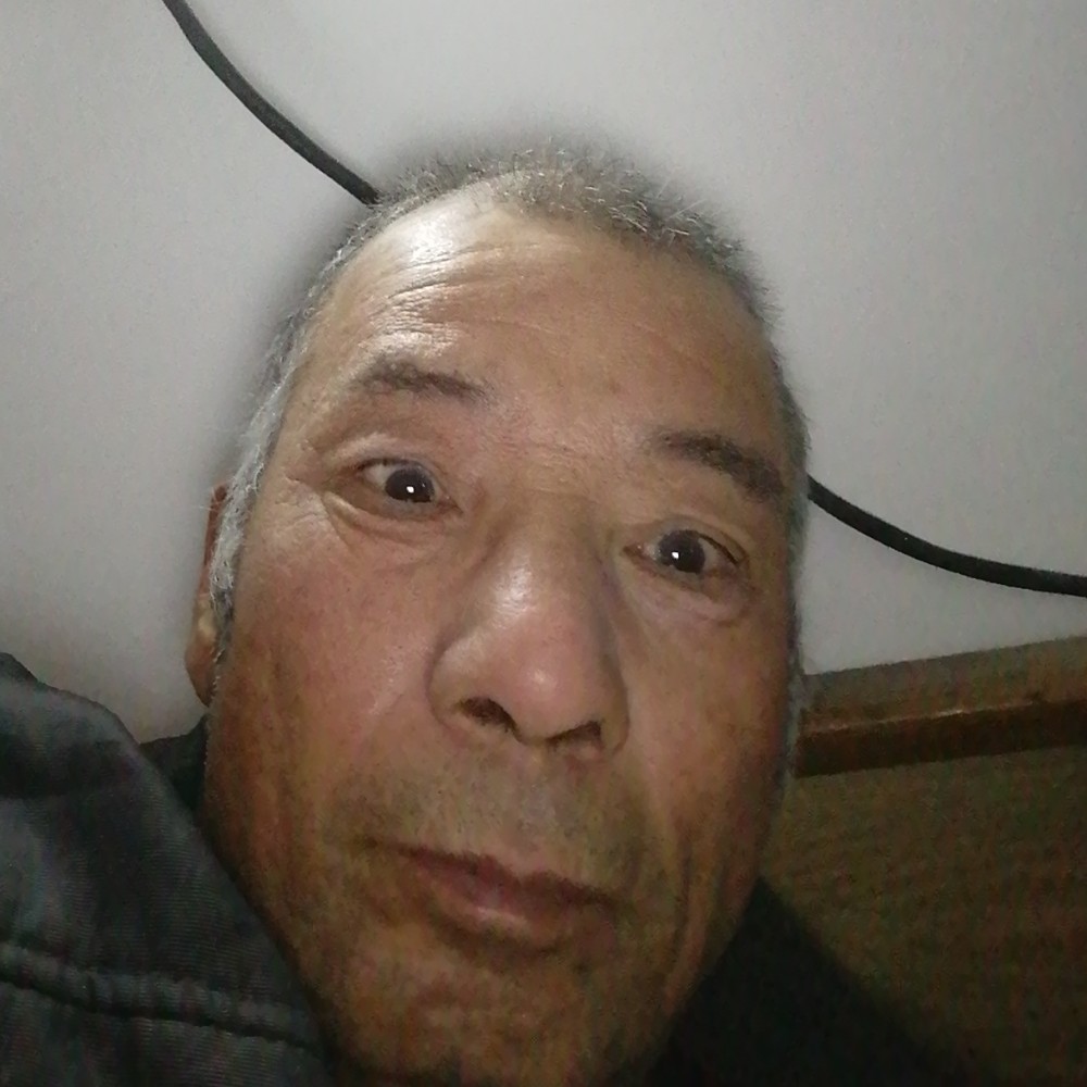 中心回眸欣慰的照片