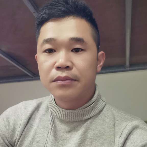 高大闻小蘑菇的照片