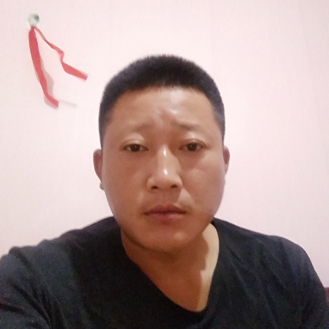 谦让挽手路人的照片