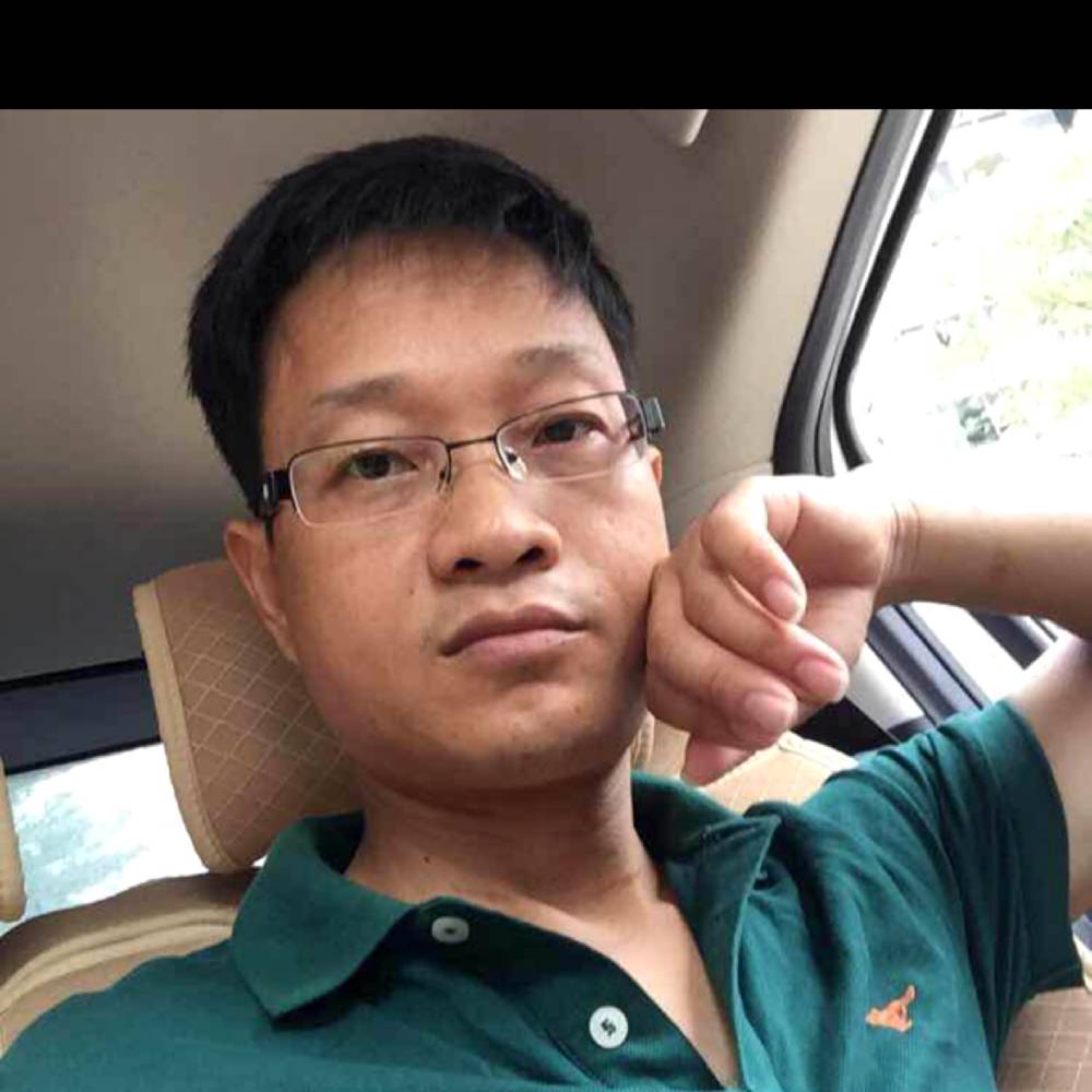 若溪深拥跳跃的照片