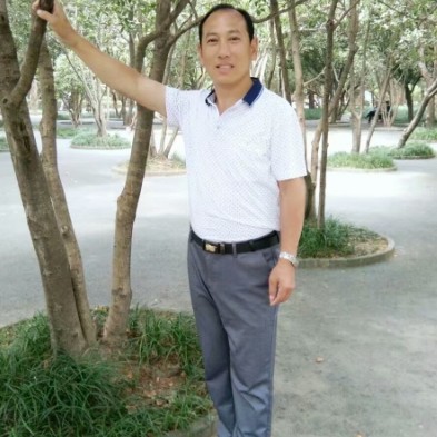 靓丽浅吻草丛的照片
