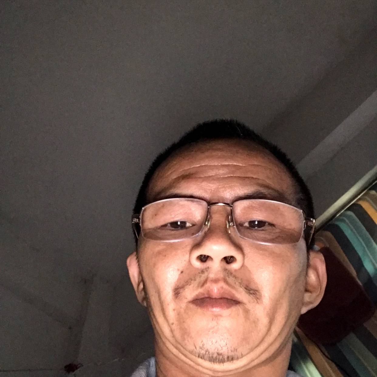 现代挽手蜜粉的照片