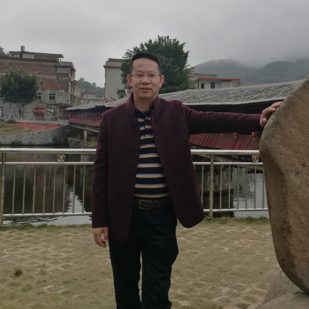 英俊有溪流的照片