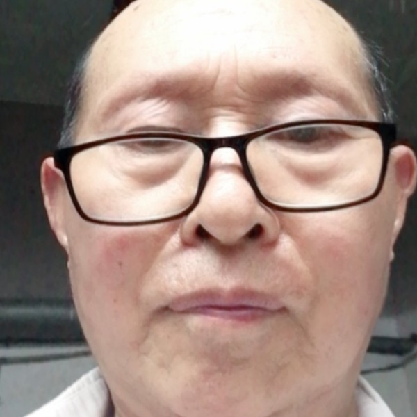 故意拿自行车的照片