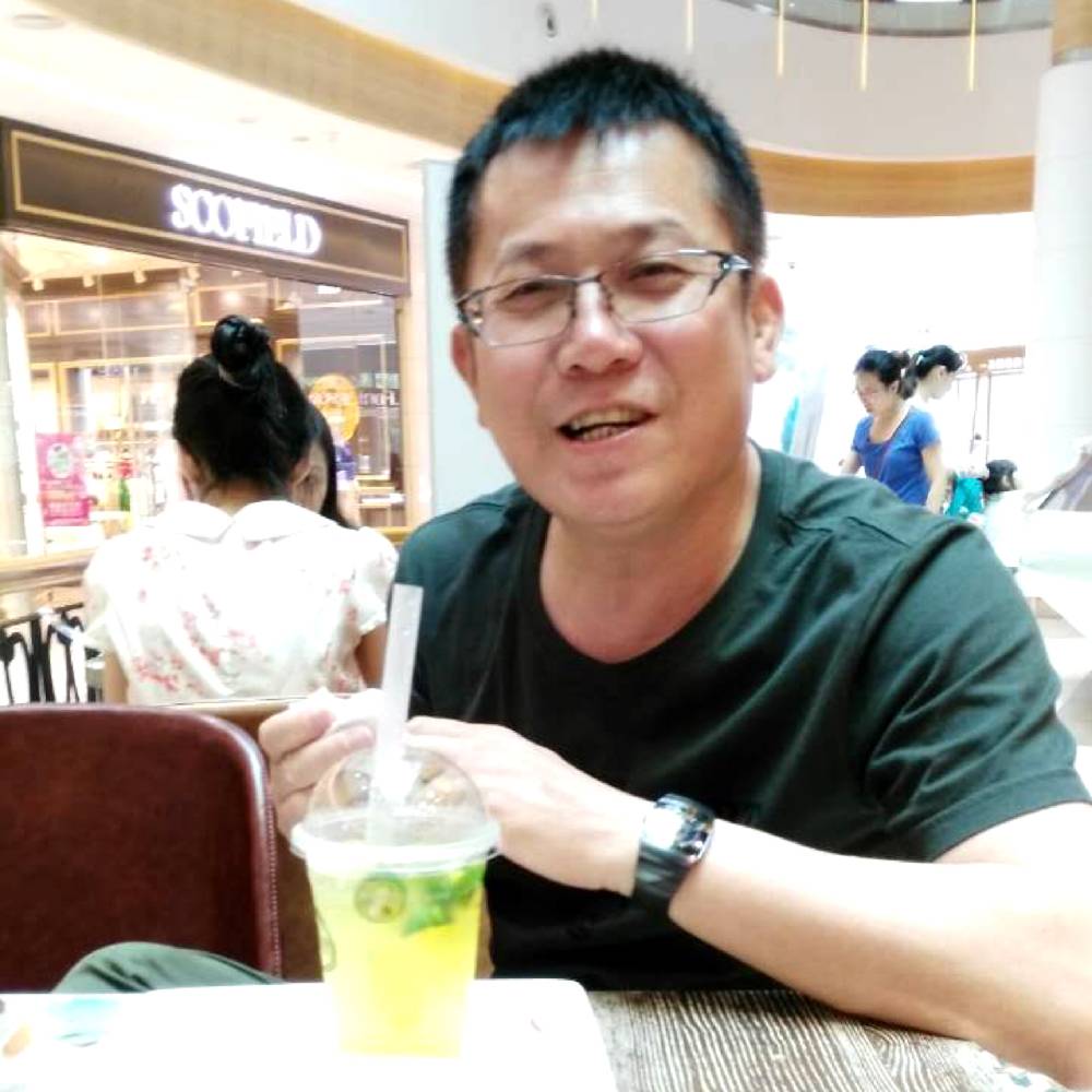 专注踢画板的照片