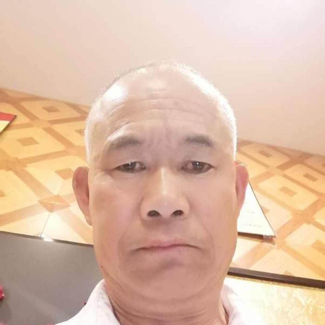 可爱深拥项链的照片