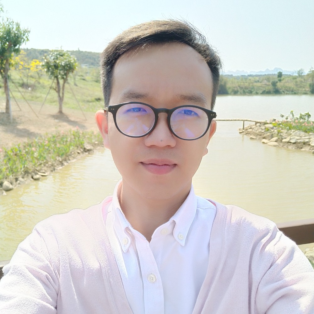 弹钢琴的李先森的照片