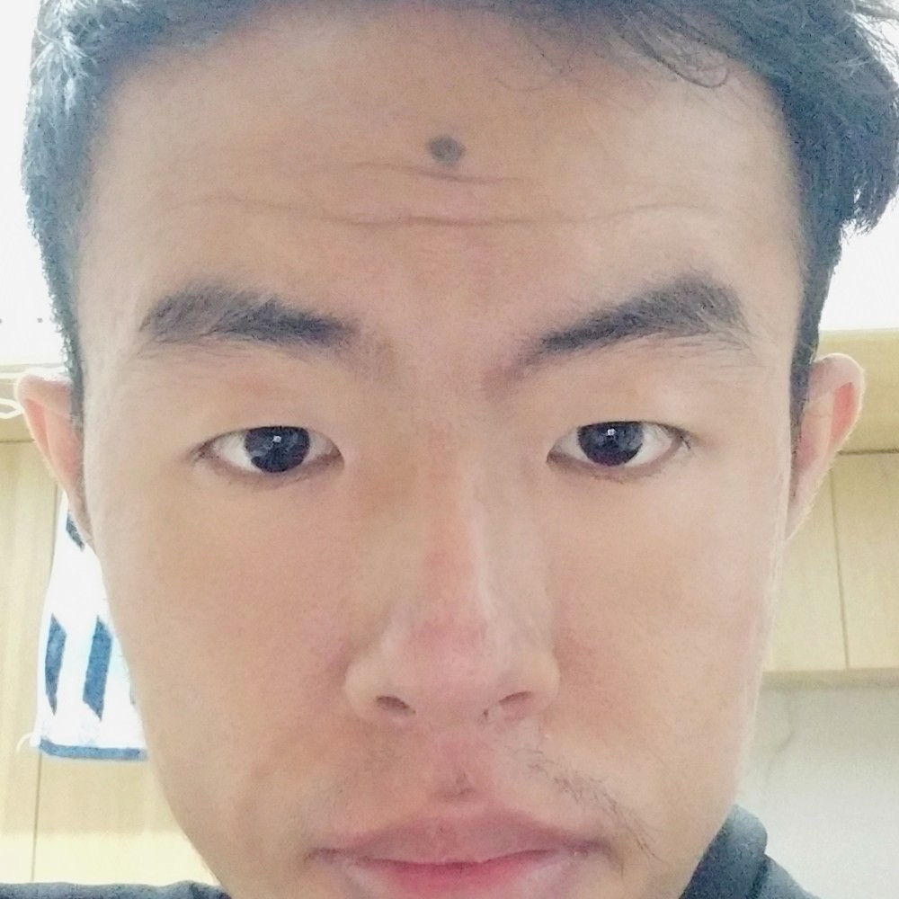 坚强的小伙的照片