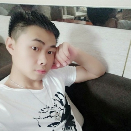 爱笑浅吻板凳的照片