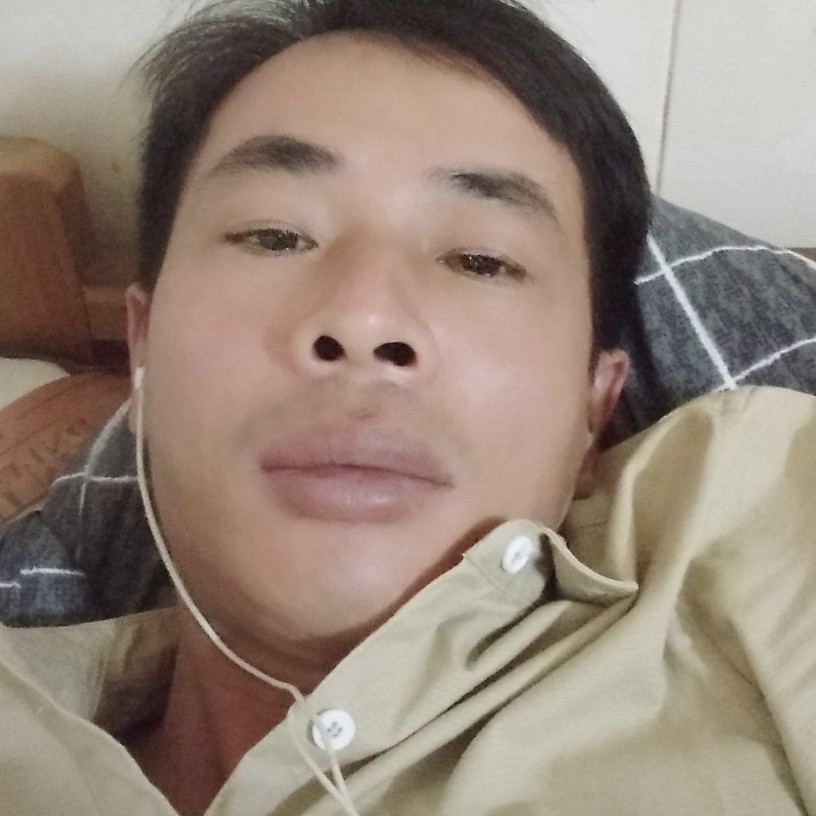 腼腆回首水蜜桃的照片