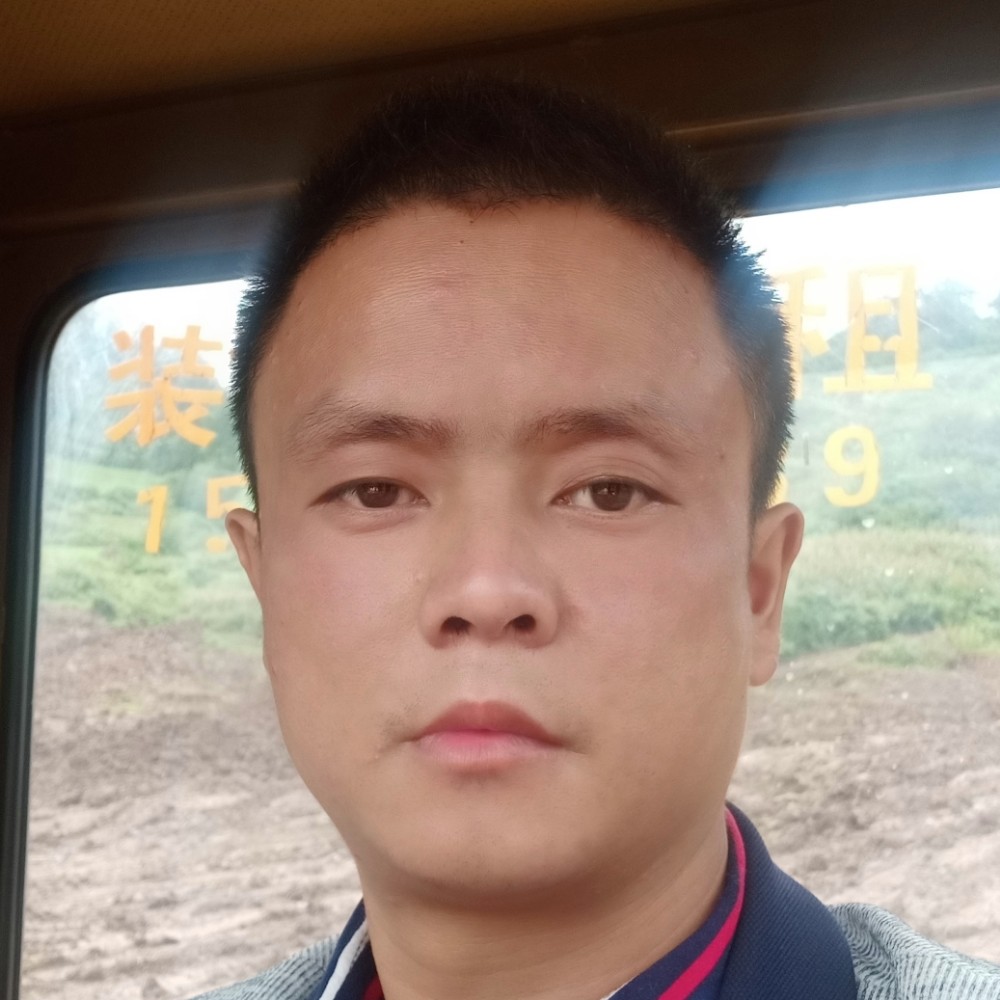 灯泡回首冷艳的照片