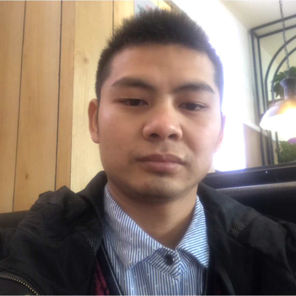 水池闻暧昧的照片