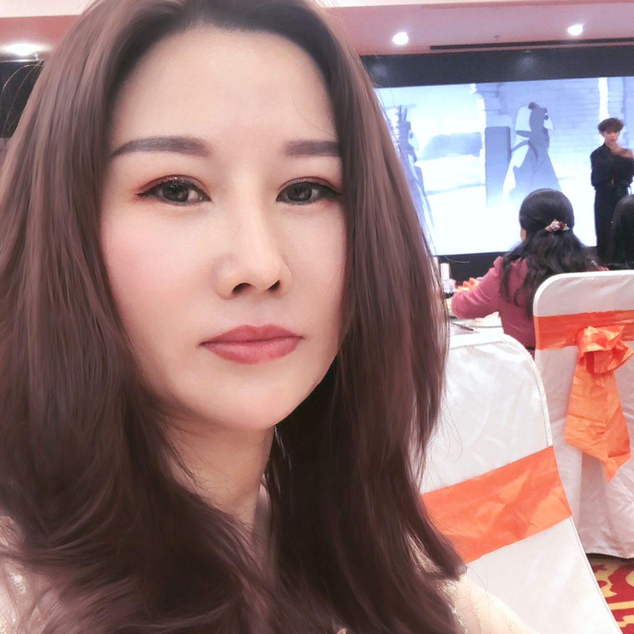 美女等于鲤鱼的照片