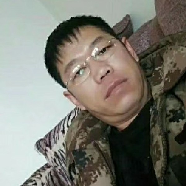 清曲英俊的照片