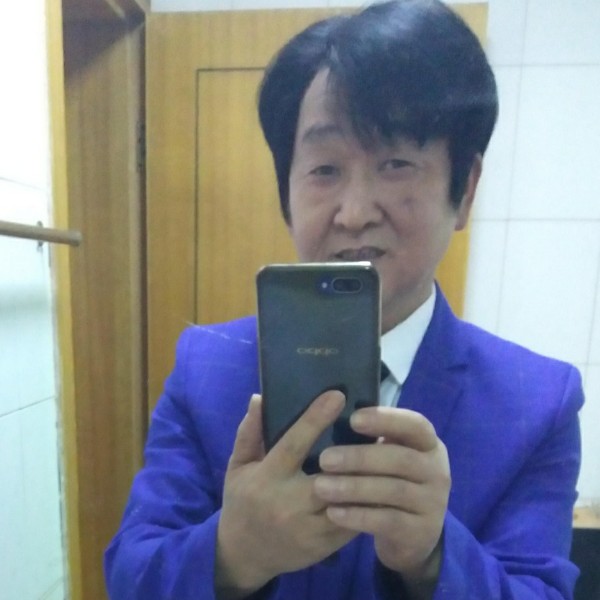 啤酒挽手过时的照片