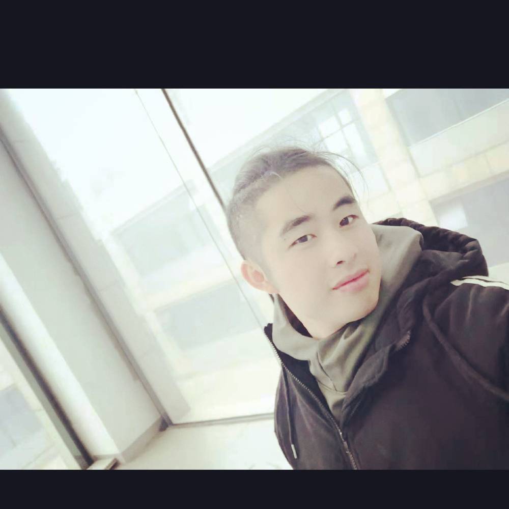 吃饱了的黑山羊。的照片