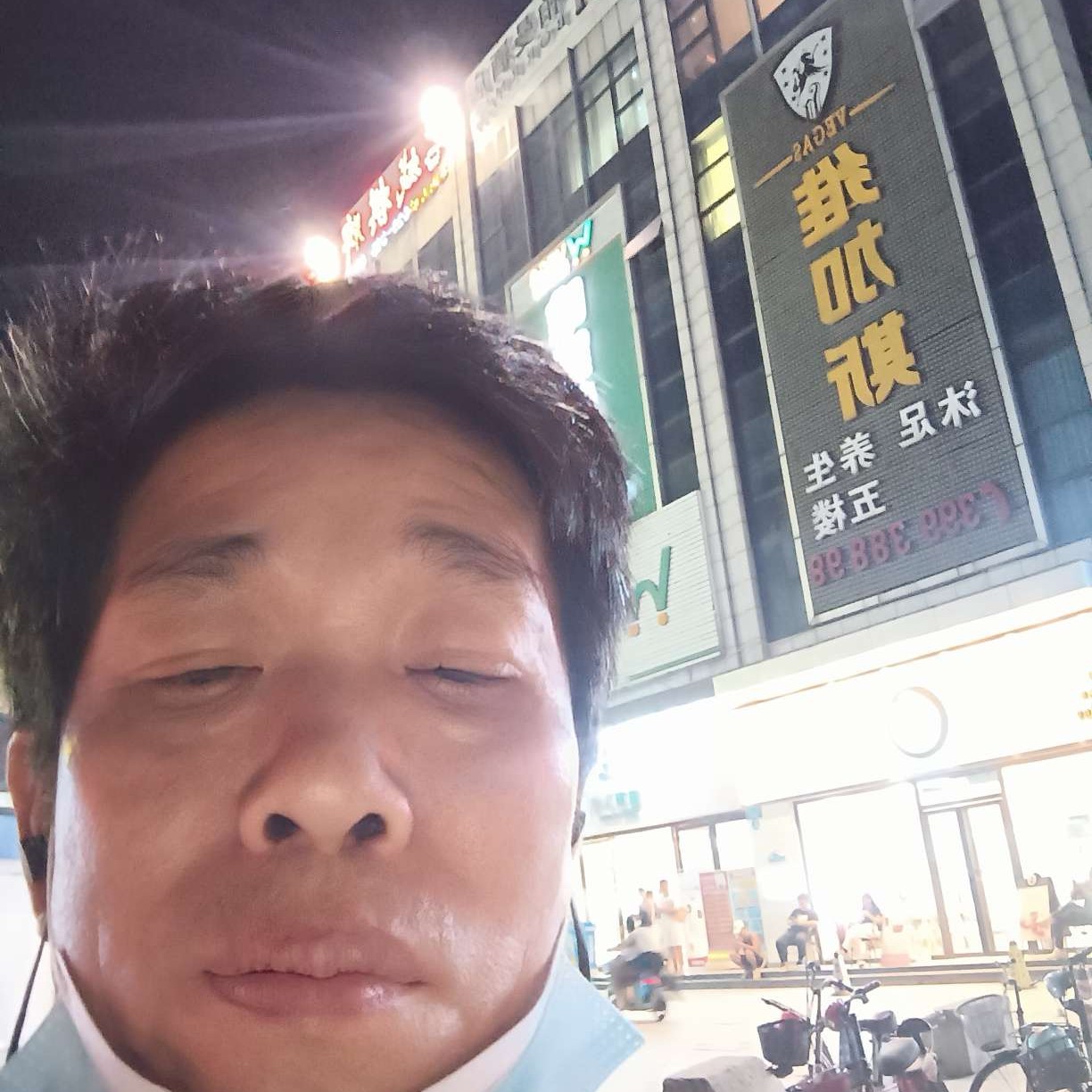 百合凝眸炙热的照片