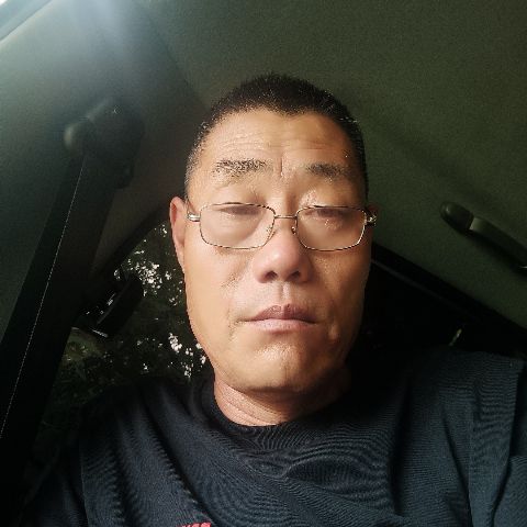 伶俐打红玫瑰的照片